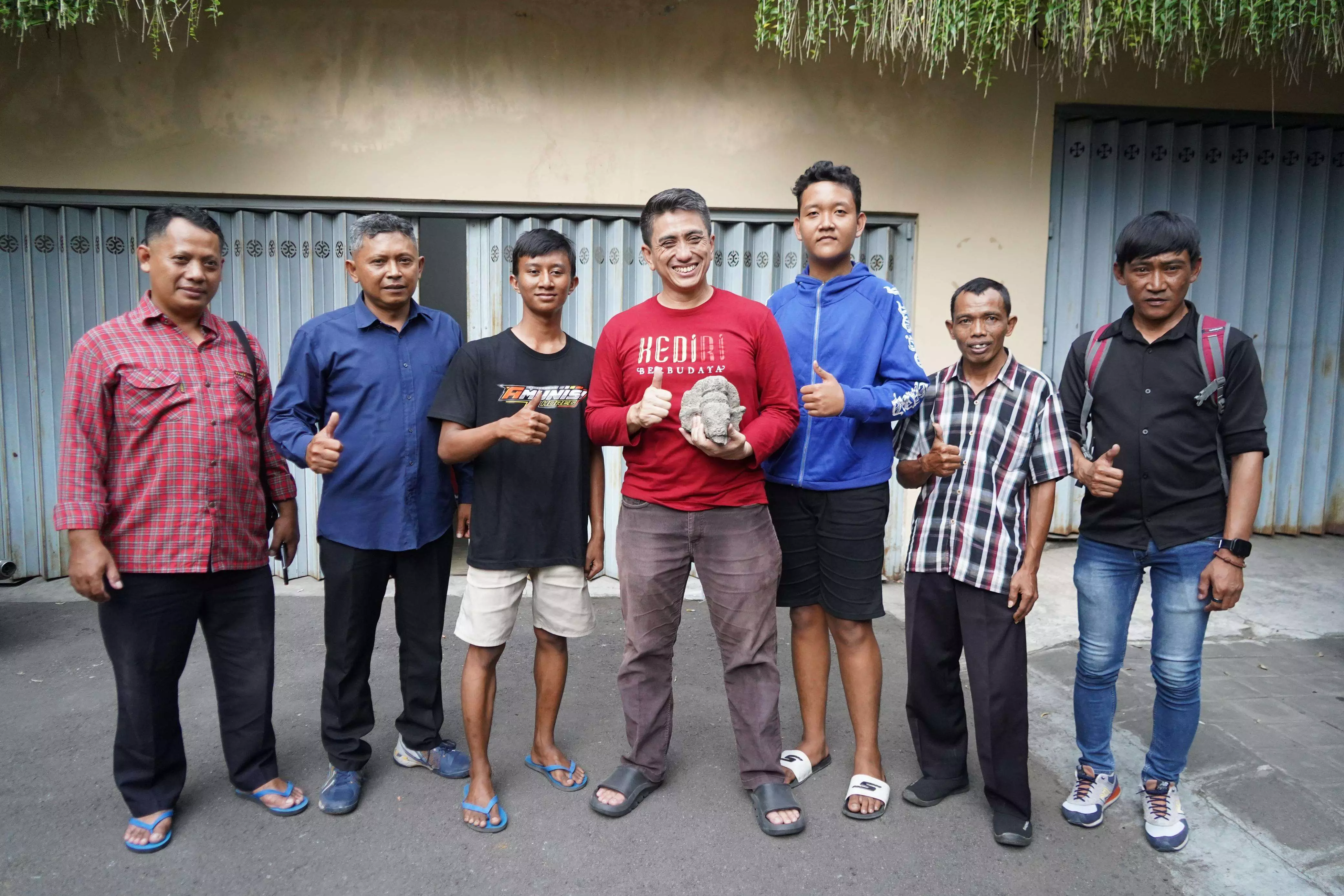 Fragmen Kepala Ganesha yang raib dijarah perusuh ditemukan 2 pelajar SMK Kediri Fragmen Kepala Ganesha yang raib dijarah perusuh ditemukan 2 pelajar SMK Kediri