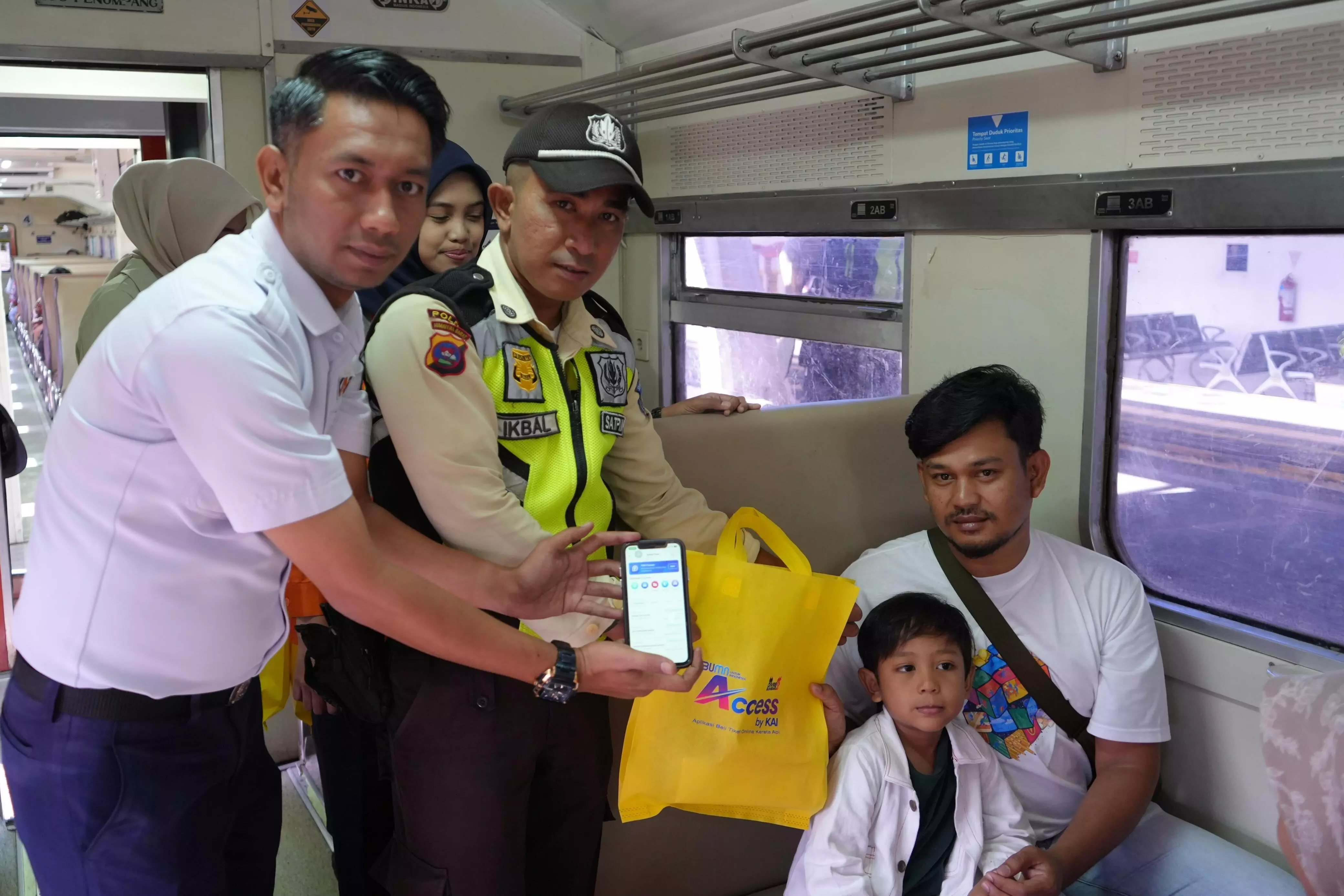 Hari Pelanggan Nasional, KAI Divre II Sumbar apresiasi penumpang setia kereta api Hari Pelanggan Nasional, KAI Divre II Sumbar apresiasi penumpang setia kereta api
