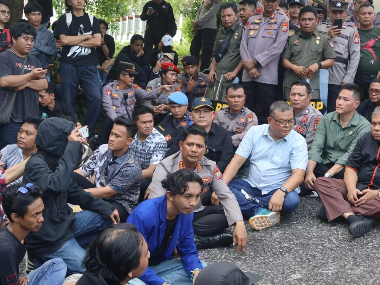 Polisi kawal unjuk rasa di DPRD Sulut, aksi berjalan dengan aman dan tertib Polisi kawal unjuk rasa di DPRD Sulut, aksi berjalan dengan aman dan tertib