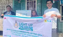 PLN sambungkan listrik gratis pada warga di Campakamulya