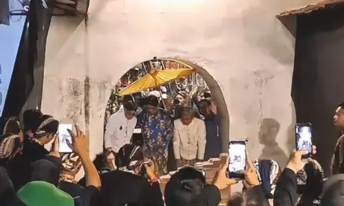 Prosesi Jejak Banon pada Sekaten Tahun Dal dilakukan oleh Sultan HB X Prosesi Jejak Banon pada Sekaten Tahun Dal dilakukan oleh Sultan HB X