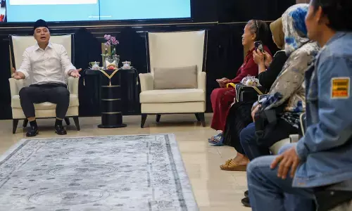 Pemkot Surabaya bantu 7 pedagang yang lapaknya terbakar saat aksi massa di Tegalsari Pemkot Surabaya bantu 7 pedagang yang lapaknya terbakar saat aksi massa di Tegalsari