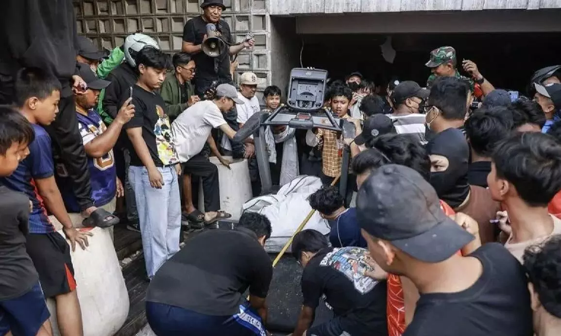 Warga kembalikan 32 barang milik Ahmad Sahroni yang dijarah Warga kembalikan 32 barang milik Ahmad Sahroni yang dijarah