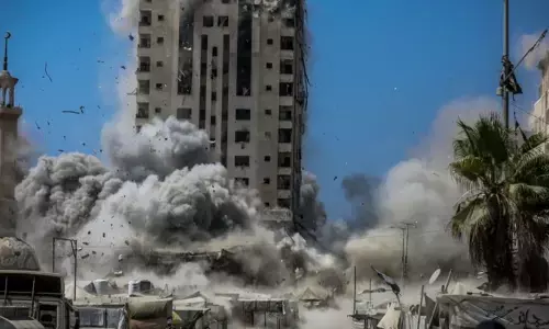 Israel gempur gedung yang dihuni ratusan warga Palestina di Gaza Israel gempur gedung yang dihuni ratusan warga Palestina di Gaza