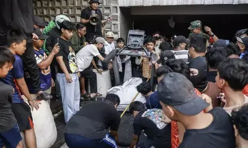 Warga kembalikan 32 barang milik Ahmad Sahroni yang dijarah Warga kembalikan 32 barang milik Ahmad Sahroni yang dijarah