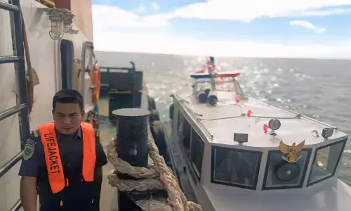 Pangkalan PLP Tanjung Uban evakuasi tongkang bocor di Perairan Batam Pangkalan PLP Tanjung Uban evakuasi tongkang bocor di Perairan Batam