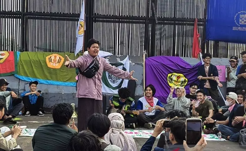 Peran media massa arus utama di era fabrikasi kebenaran Peran media massa arus utama di era fabrikasi kebenaran