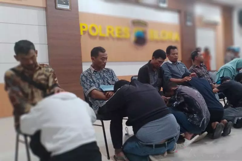 12 pemuda diduga hendak lempari gedung DPRD Blora diamankan Polisi 12 pemuda diduga hendak lempari gedung DPRD Blora diamankan Polisi