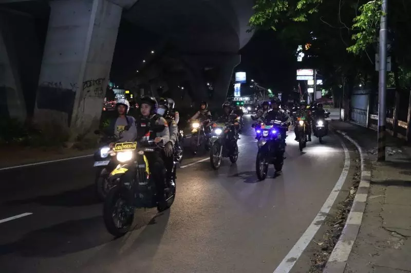 176 personel gabungan patroli di wilayah Jakbar 176 personel gabungan patroli di wilayah Jakbar