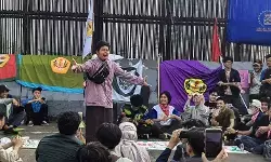 Peran media massa arus utama di era fabrikasi kebenaran