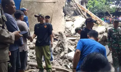 Tim gabungan sisir lokasi majelis ambruk di Bogor Tim gabungan sisir lokasi majelis ambruk di Bogor