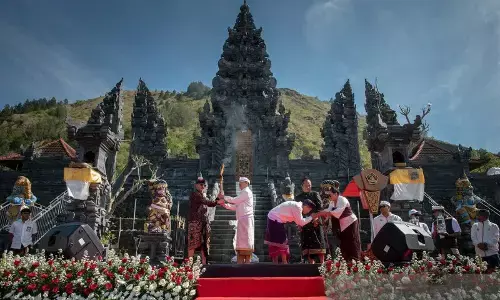 Kirab api awali Porprov Bali dari kawah Gunung Batur Kirab api awali Porprov Bali dari kawah Gunung Batur