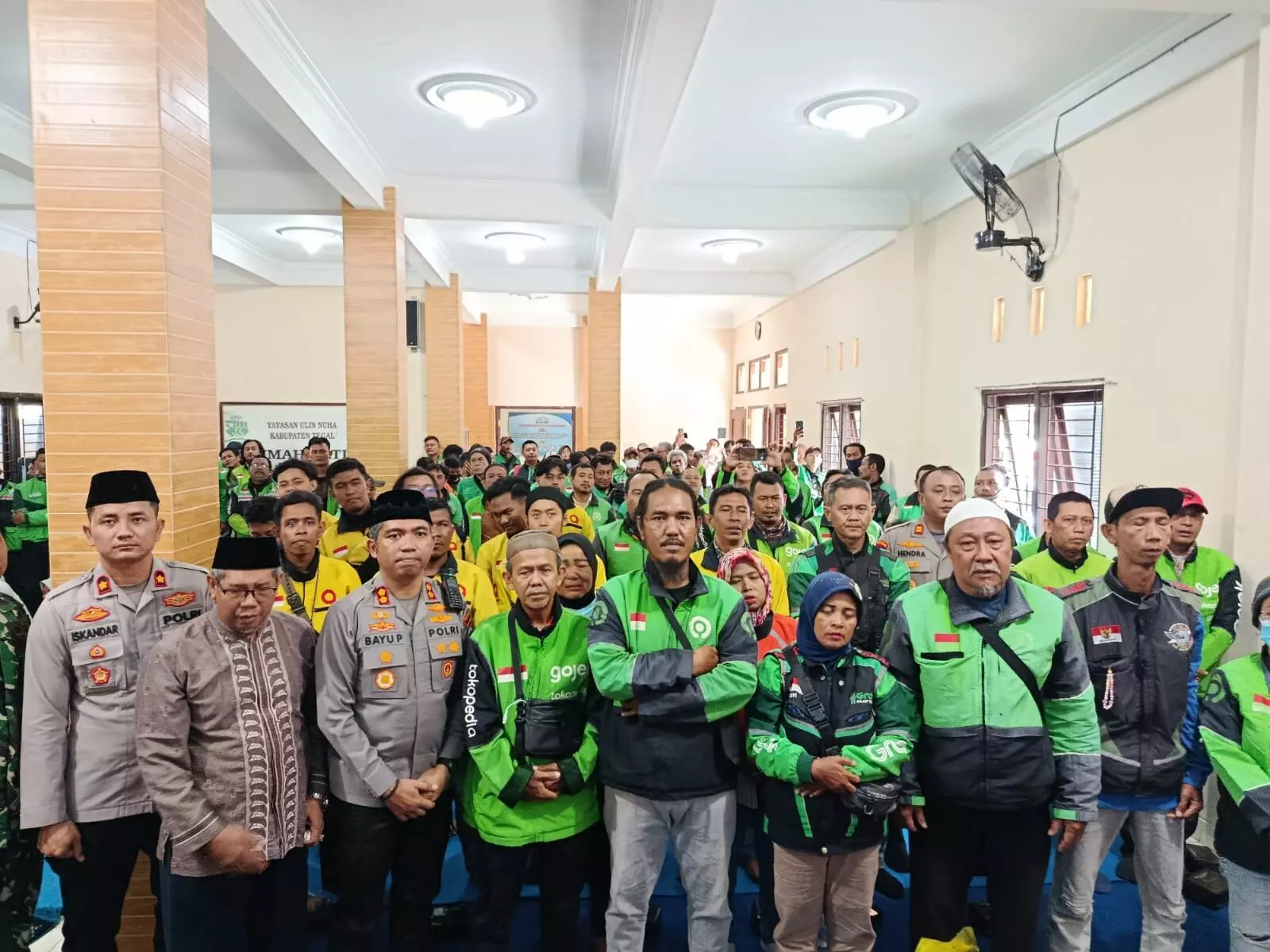 Sinergitas Polres Tegal dan ojol dalam meningkatkan kamtibmas melalui doa bersama Sinergitas Polres Tegal dan ojol dalam meningkatkan kamtibmas melalui doa bersama
