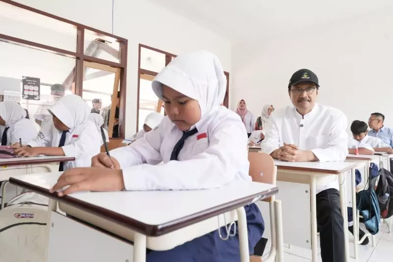 Mensos jamin tunjangan bagi guru Sekolah Rakyat Mensos jamin tunjangan bagi guru Sekolah Rakyat