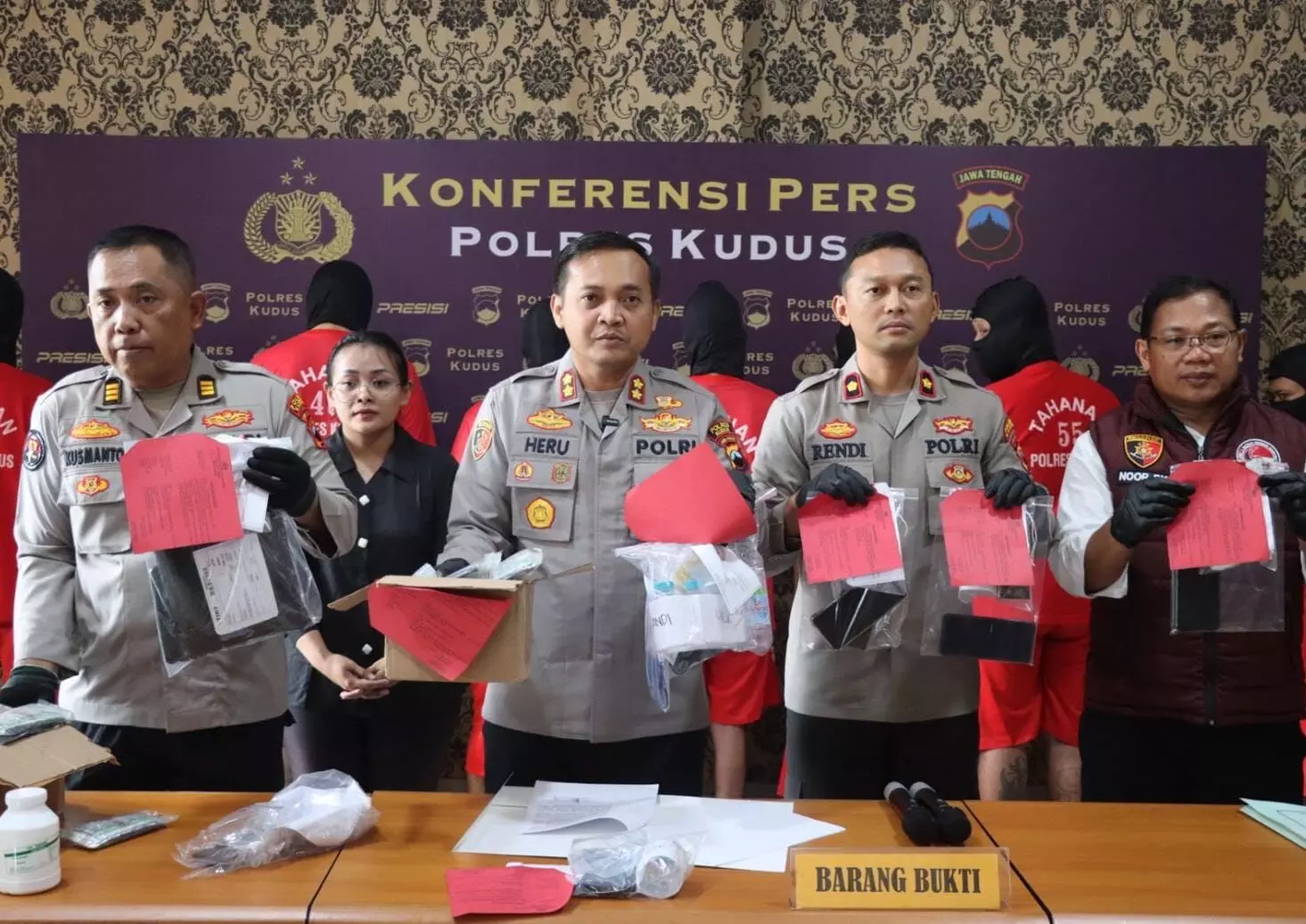 Polres Kudus amankan 26,93 gram sabu dan 6.028 butir obat terlarang Polres Kudus amankan 26,93 gram sabu dan 6.028 butir obat terlarang
