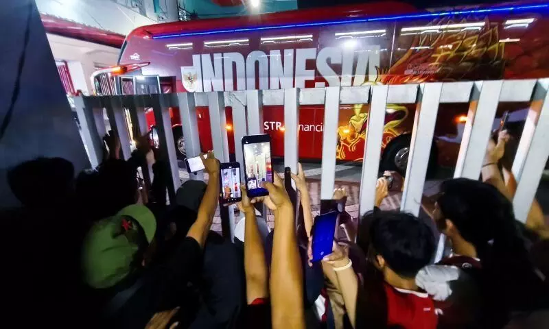 Suporter sambut kedatangan timnas Indonesia di Stadion GBT Surabaya Suporter sambut kedatangan timnas Indonesia di Stadion GBT Surabaya