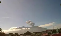 Gunung Marapi erupsi, status waspada radius aman 3 km Gunung Marapi erupsi, status waspada radius aman 3 km