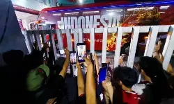Suporter sambut kedatangan timnas Indonesia di Stadion GBT Surabaya