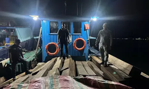 Bakamla RI dan Kemenhut amankan kayu olahan ilegal di Batam Bakamla RI dan Kemenhut amankan kayu olahan ilegal di Batam