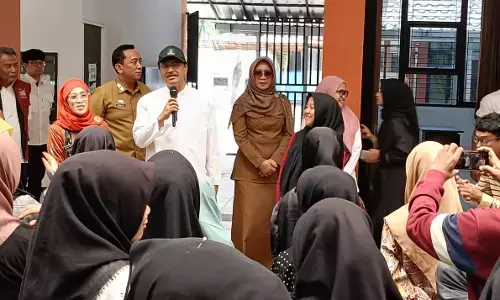 Didatangi Mensos, siswa SRMP 16 baca puisi dan makan bersama Didatangi Mensos, siswa SRMP 16 baca puisi dan makan bersama