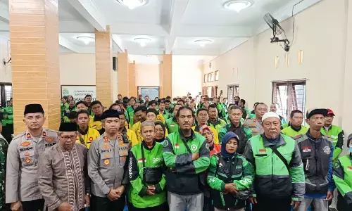 Sinergitas Polres Tegal dan ojol dalam meningkatkan kamtibmas melalui doa bersama Sinergitas Polres Tegal dan ojol dalam meningkatkan kamtibmas melalui doa bersama