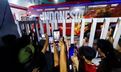 Suporter sambut kedatangan timnas Indonesia di Stadion GBT Surabaya Suporter sambut kedatangan timnas Indonesia di Stadion GBT Surabaya