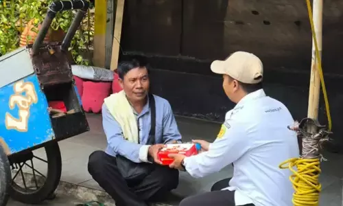BAZNAS RI distribusikan paket ZChicken untuk pengemudi ojol dan pekerja rentan BAZNAS RI distribusikan paket ZChicken untuk pengemudi ojol dan pekerja rentan