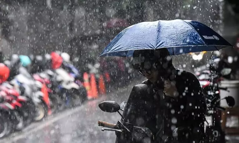 Hujan turun di sebagian area Jakarta pada Selasa sore