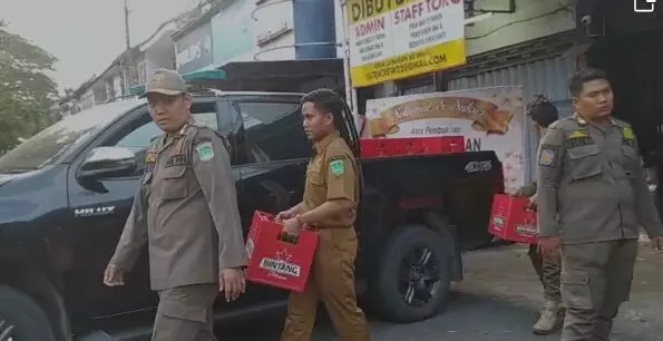 Ribuan miras ilegal berbagai merk diamankan satpol PP dari toko minuman di Pasuruan