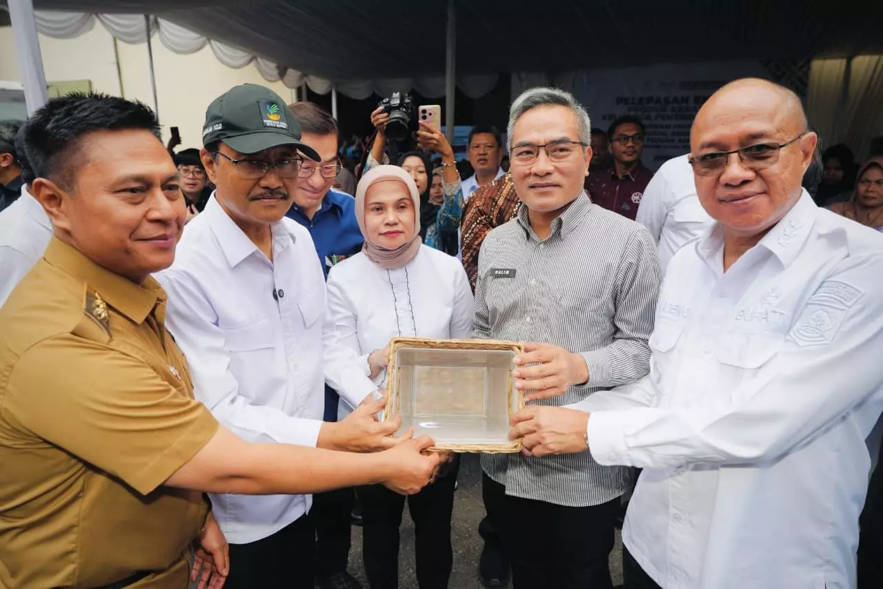 Gus Ipul lepas 4 kontainer kerajinan karya Keluarga Penerima Manfaat, diekspor ke Amerika Gus Ipul lepas 4 kontainer kerajinan karya Keluarga Penerima Manfaat, diekspor ke Amerika