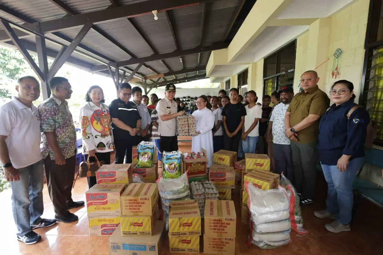 Pj Gubernur Papua Agus Fatoni salurkan bantuan untuk lembaga pendidikan dan keagamaan di Jayapura Pj Gubernur Papua Agus Fatoni salurkan bantuan untuk lembaga pendidikan dan keagamaan di Jayapura