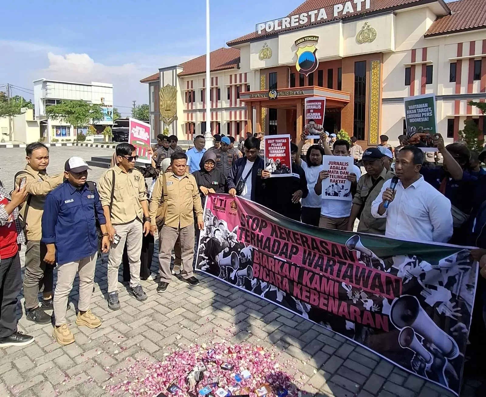 Jurnalis Muria Raya gelar aksi tuntut usut tuntas kekerasan wartawan di Pati Jurnalis Muria Raya gelar aksi tuntut usut tuntas kekerasan wartawan di Pati
