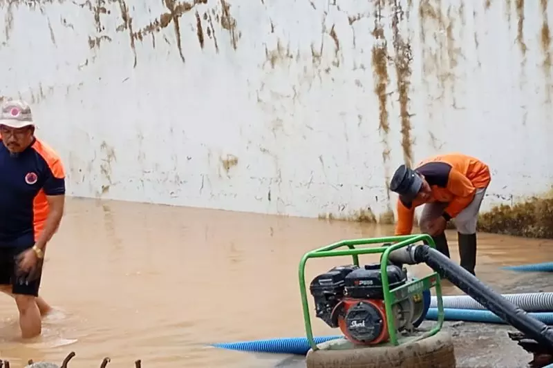 Banjir bandang di Pesisir Barat Lampung rendam 90 rumah warga Banjir bandang di Pesisir Barat Lampung rendam 90 rumah warga