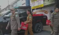 Ribuan miras ilegal berbagai merk diamankan satpol PP dari toko minuman di Pasuruan