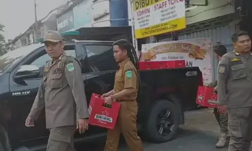 Ribuan miras ilegal berbagai merk diamankan satpol PP dari toko minuman di Pasuruan Ribuan miras ilegal berbagai merk diamankan satpol PP dari toko minuman di Pasuruan