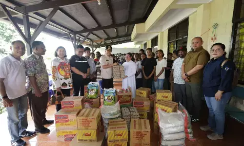 Pj Gubernur Papua Agus Fatoni salurkan bantuan untuk lembaga pendidikan dan keagamaan di Jayapura Pj Gubernur Papua Agus Fatoni salurkan bantuan untuk lembaga pendidikan dan keagamaan di Jayapura