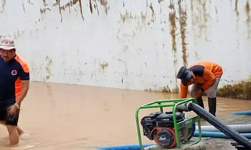Banjir bandang di Pesisir Barat Lampung rendam 90 rumah warga Banjir bandang di Pesisir Barat Lampung rendam 90 rumah warga