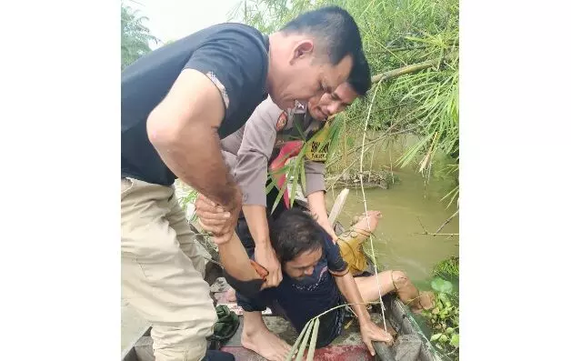 Respons cepat Polsek Pangkalan Brandan selamatkan warga hanyut di sungai Respons cepat Polsek Pangkalan Brandan selamatkan warga hanyut di sungai