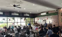 Tertunda berangkat ke Inggris, ratusan calon PMI minta KBRI London selesaikan hambatan administrasi Tertunda berangkat ke Inggris, ratusan calon PMI minta KBRI London selesaikan hambatan administrasi