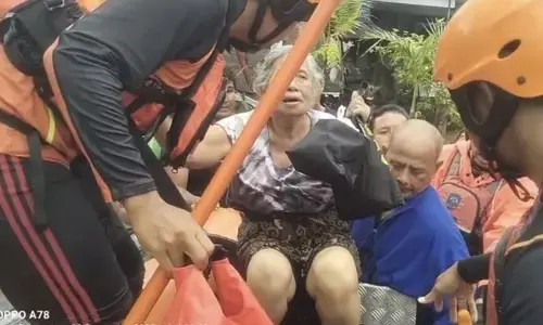 Basarnas berupaya akses lokasi banjir guna evakuasi warga Denpasar Basarnas berupaya akses lokasi banjir guna evakuasi warga Denpasar
