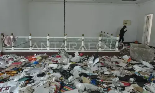 Polisi tangkap tiga tersangka curi televisi saat jarah rumah Uya Kuya Polisi tangkap tiga tersangka curi televisi saat jarah rumah Uya Kuya