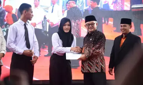 Mendikdasmen dorong SMK siap kerja dan bersaing pada tingkat global Mendikdasmen dorong SMK siap kerja dan bersaing pada tingkat global