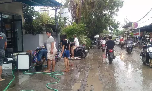 Warga Denpasar gotong royong bersihkan lumpur dampak banjir Warga Denpasar gotong royong bersihkan lumpur dampak banjir