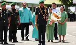 Jabat Pangdam XVII/Cendrawasih, Mayjen TNI Amrin Ibrahim disambut tradisi penerimaan