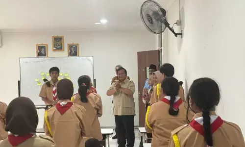 Perdana tinjau Sekolah Rakyat, Prabowo disambut yel-yel dari siswa Perdana tinjau Sekolah Rakyat, Prabowo disambut yel-yel dari siswa