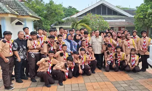 Kunjungi Sekolah Rakyat, Presiden Prabowo beri semangat siswa