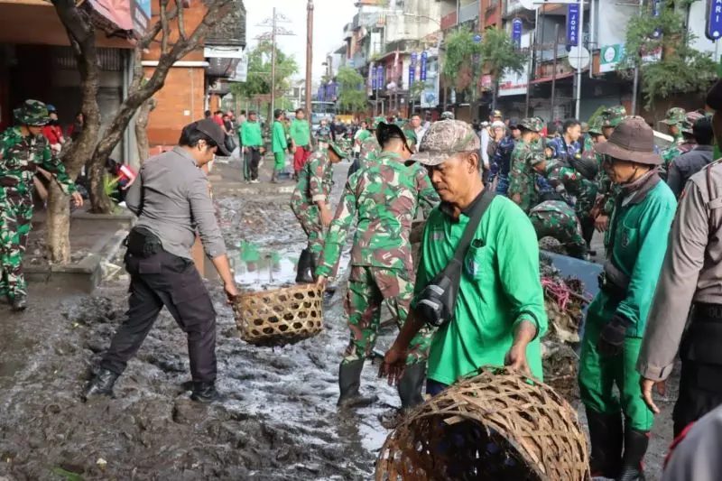 TNI AD turunkan prajurit untuk evakuasi korban banjir di Bali