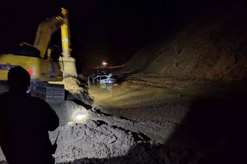Longsor Kebun Kopi timpa mobil dan motor milik warga Longsor Kebun Kopi timpa mobil dan motor milik warga
