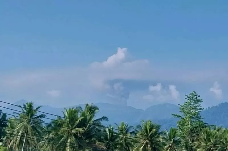 Gunung Dukono keluarkan abu vulkanik setinggi  900 meter