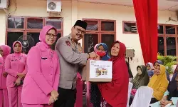 Peduli sesama, Polres Langkat dan Bhayangkari salurkan 150 paket sembako Peduli sesama, Polres Langkat dan Bhayangkari salurkan 150 paket sembako